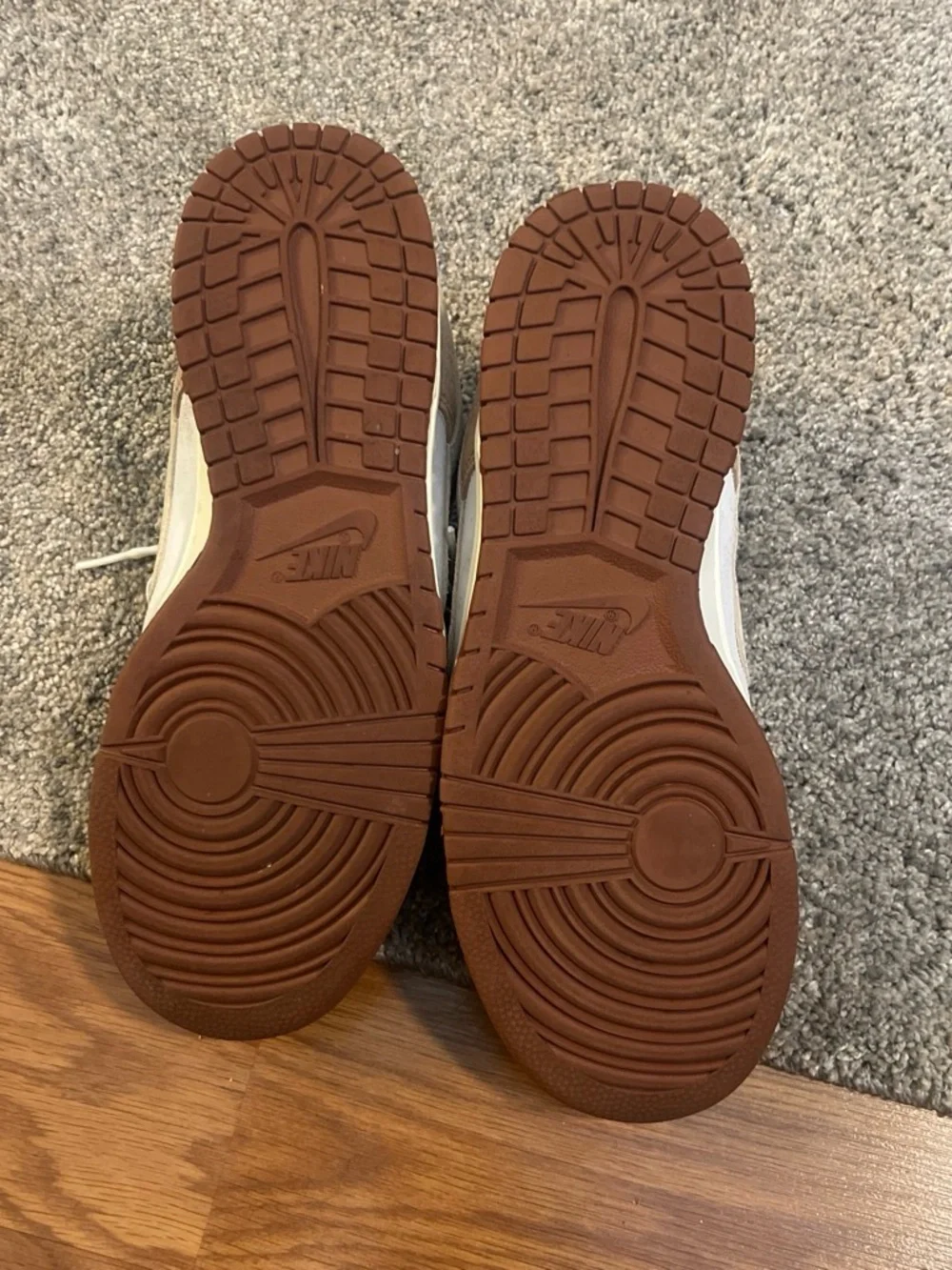 Nike Men’s Low-Top Sneakers in White, Cream, and Brown - Picture 3 of 4